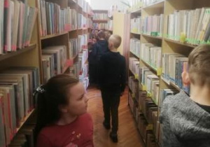 Dzieci poznają zasoby biblioteki